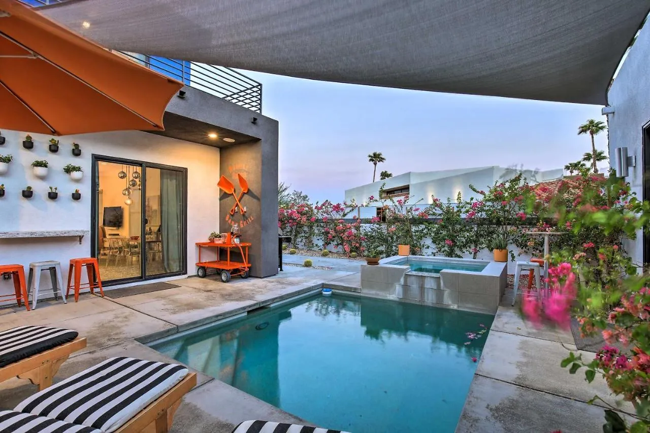 Luxe Palm Springs Home With Mountain-View Pool Deck 0*,  Estados Unidos da América