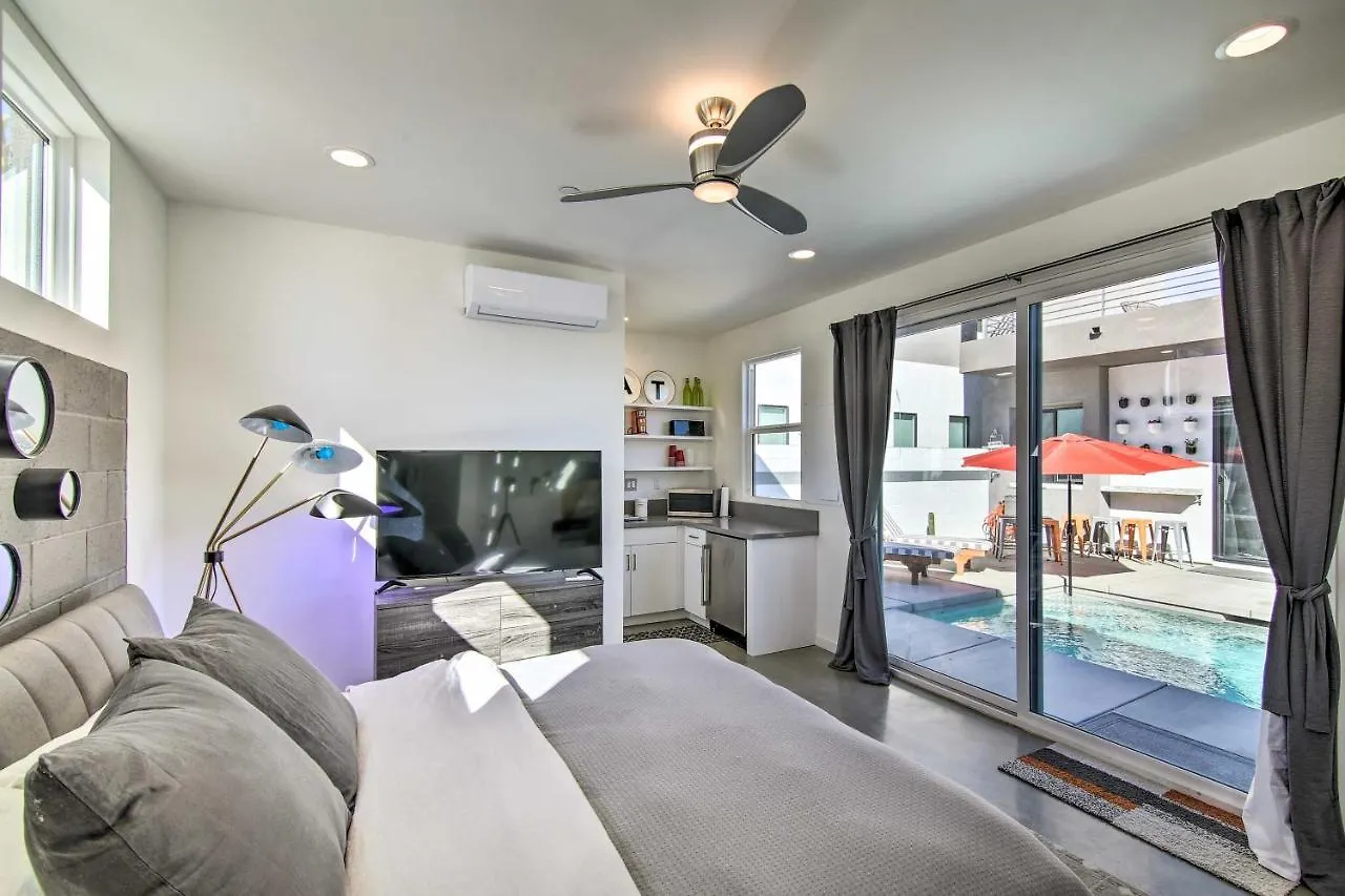 Casa de Férias Luxe Palm Springs Home With Mountain-View Pool Deck